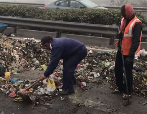 The Efforts Of This Delhi Cop To Clean Garbage Dumped On DND Is The ...