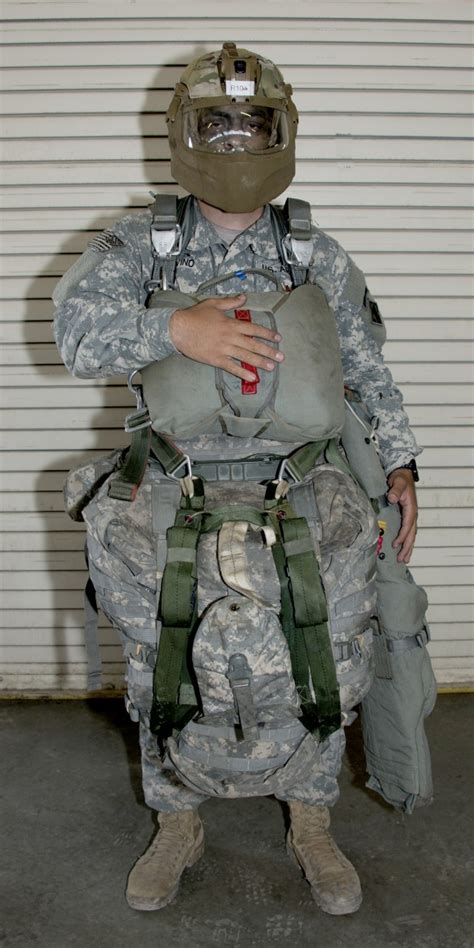 Army's new integrated head protection system test jumps from the sky ...