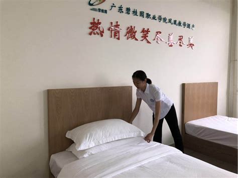 酒店服务员整理客房床铺高清图片下载-正版图片501705252-摄图网