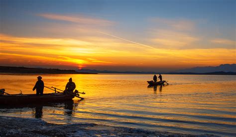 日出时湖中打鱼的农民高清图片下载-正版图片600506176-摄图网