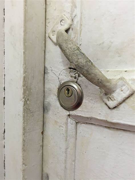 折疊門鎖住了怎么開