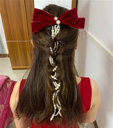 穿礼物配什么发型最新素材