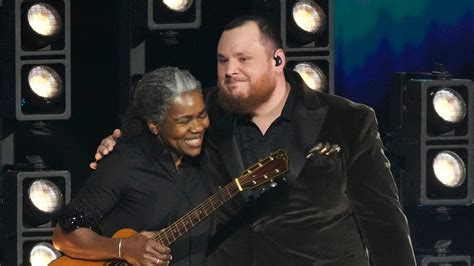 Watch Tracy Chapman, Luke Combs duet on 'Fast Car' at the 2024 Grammys