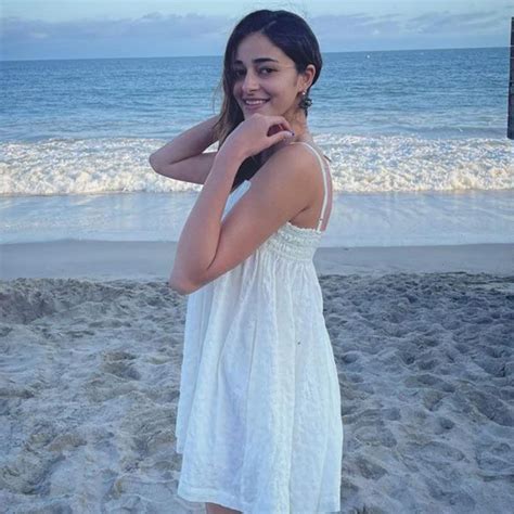 Ananya Panday RECREATES Kaho Naa Pyaar Hai moment on the beach; Farah ...