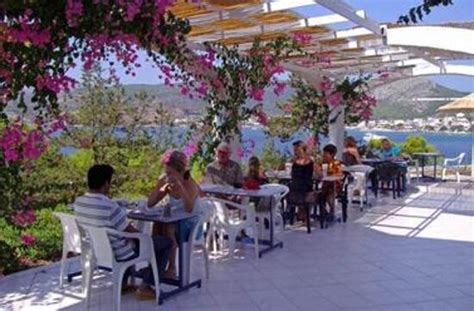 KAVOS BAY SEAFRONT HOTEL (Agia Marina, Aegina) - B&B Reviews & Photos ...