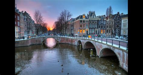 Amsterdam Schiphol (AMS) - Flight Status, Maps & more - KAYAK