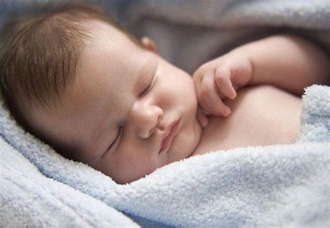 宝宝出生后为什么总闭着眼睛 宝宝出生后多久会睁开眼 _八宝网