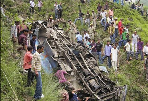 印度北部客车严重超载酿惨祸 至少52人死亡46人受伤 - 中文国际
