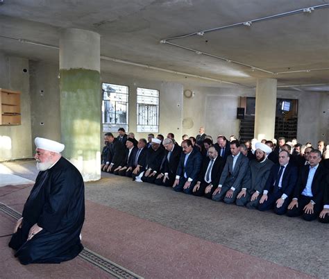 Syrian President Assad prays at Daraya mosque in former rebel ...