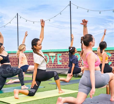 Extreme Yoga Outside 的图像结果