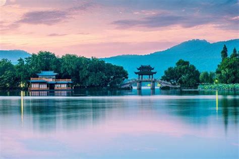 【携程攻略】杭州西湖景点,西湖，位于浙江省杭州市西面，是中国大陆首批国家重点风景名胜区和中…