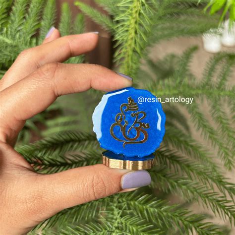 Car Dashboad Mini Stand - Mandir Decor - Office Table Decor – Resin ...