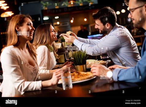 Restaurant with People 的图像结果