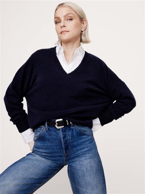 Oversized Lightweight Cashmere V-Neck Sweater | Banana Republic