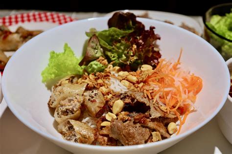 Bun Thit Nuong Recipe (Vietnamese Lemongrass Pork and Vermicelli ...