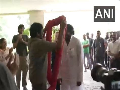 Actor-politician Pawan Kalyan gets grand welcome at brother Chiranjeevi ...