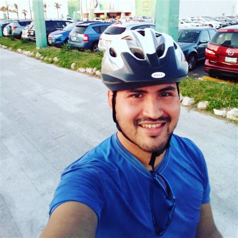 Muy guapo y lo siguen muchas mujeres hermosas de todas par… | Flickr