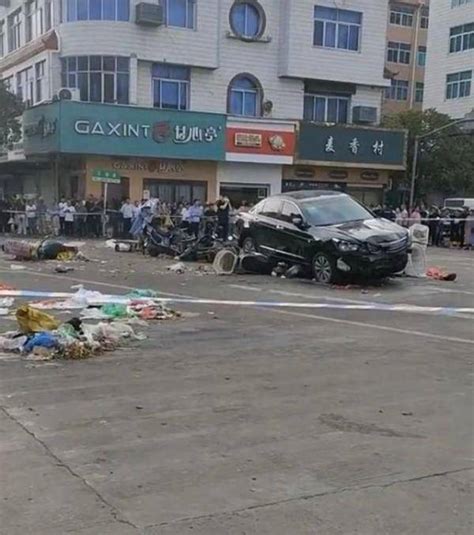 轿车在浙江温岭菜场碰撞行人致十余人受伤，肇事司机已被抓获