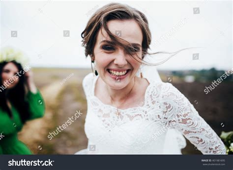 Windy Day Bride 的图像结果