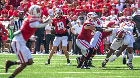 Wisconsin football's quarterback depth chart: Who's the starting QB?