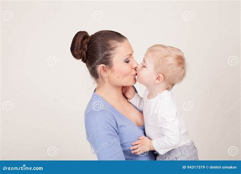 小男孩亲吻他的妈妈 库存图片. 图片 包括有 母亲, 乐趣, 生活, 特写镜头, 关心, 婴孩, 亲吻, 快乐 - 94317379