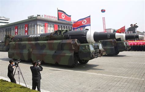 朝鲜25日夜间举行阅兵，洲际导弹高超音速武器亮相