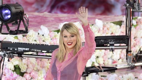 Taylor Swift releases Lover music video hours before album debuts | BT