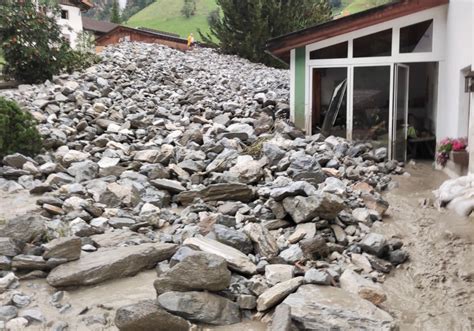 Muren, versperrte Straßen und Schäden - UnserTirol24