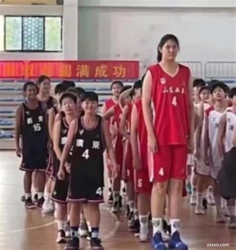 山东14岁女孩张子宇身高226cm，追平姚明226cm的身高。张子宇出自篮球世家，她的父母都曾经是职业篮球运动员，父亲身高213cm，母亲是前 ...