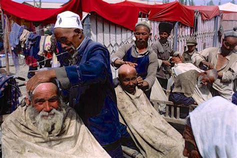 外国人拍摄的1988年新疆老照片：没想到88年的新疆人是这样子