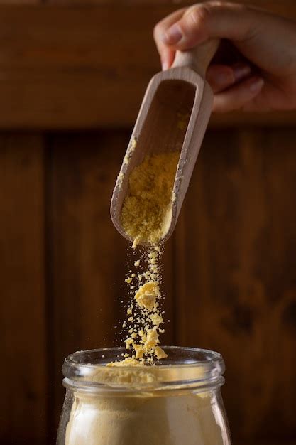 Pessoa cozinhando com farinha | Foto Grátis