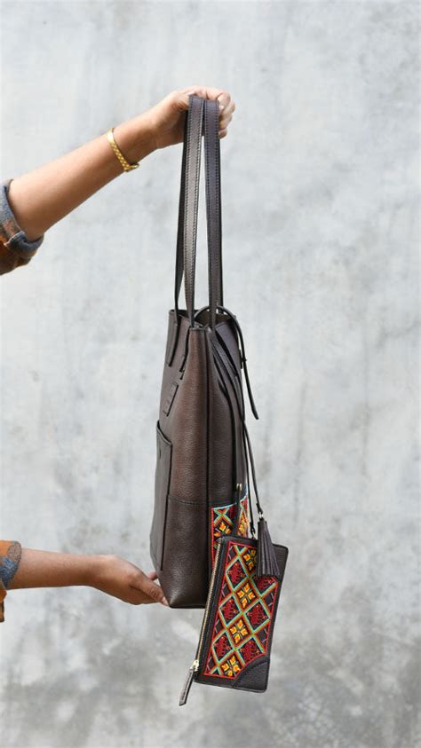 Patola Lazy Daisy by Chiaroscuro