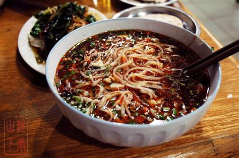 Qishan minced pork & vegetables noodles 岐山臊子面 - YouTube