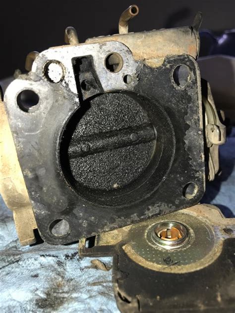 How to Remove Throttle Body It 2004 Deville 的图像结果