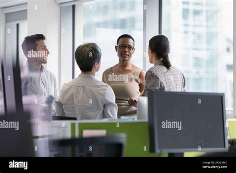 Business People Talking 的图像结果