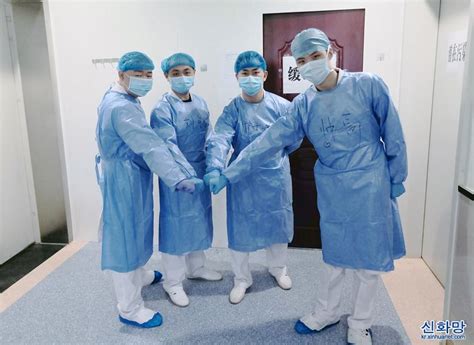 우한 아동병원: 어린이 15명의 임시 ‘간호사 아빠·엄마’
