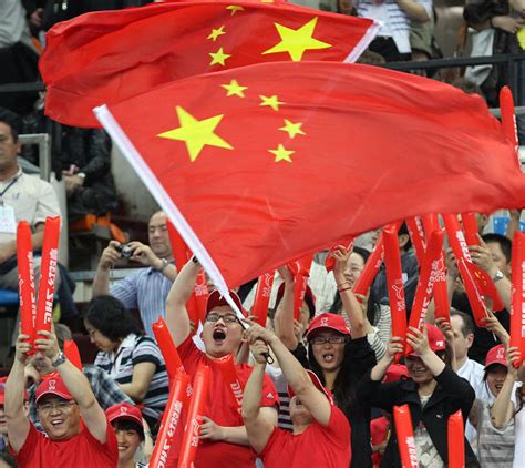 组图：吴敬平看台指挥球迷 高喊“中国，必胜”-搜狐体育