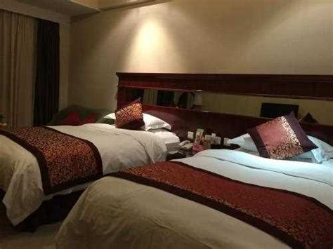 酒店服务员整理床铺高清图片下载-正版图片501210005-摄图网
