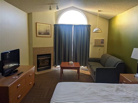 COAST HINTON HOTEL (Alberta) - Hotel Reviews, Photos, Rate Comparison ...