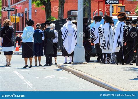 Orthodox Jews Wearing Special Clothes on Shabbat, in Williamsburg ...