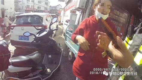 交警拦下无牌摩托车，女骑手立即拿出副号牌：我不会装