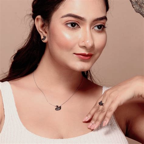 Necklaces & Pendants – TRINKINS