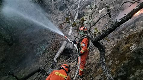 全力扑救四川雅江山火 750名消防员从云南跨省增援