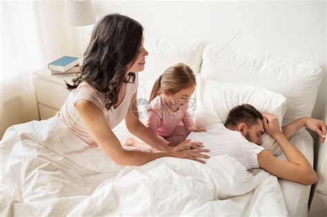 人,家庭早晨的快乐的孩子,父母醒来家里的床上高清图片下载-正版图片300402954-摄图网