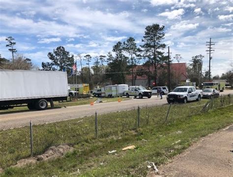 Crews battle massive blaze at Mandeville apartment complex