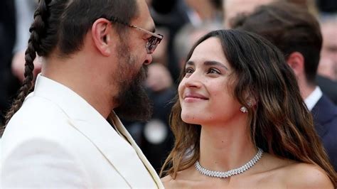 Jason Momoa y Adria Arjona presumen su amor en el Festival de Cannes 2025