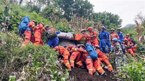 “踩着肩膀过！” 急救通道垮塌，这群消防员用身体搭起“生命桥” - 封面新闻