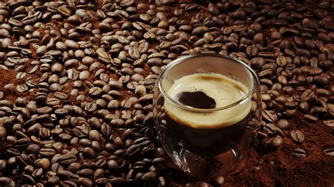 une laissez tomber de fraîchement brassée café chutes à le bas de le ...