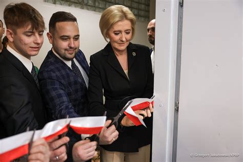 Agata Kornhauser-Duda w najmodniejszych spodniach sezonu. Ten krój ukryje masywne uda i ...