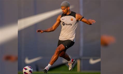 Football: Hamstring injury sidelines Barcelona defender Araujo